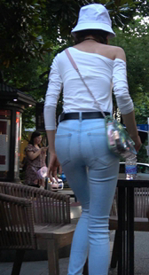 破洞紧身蓝牛白帽麻花辫小姐姐