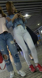 红色运动鞋街拍紧身白裤美臀美女