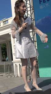 白色连衣裙街拍高跟鞋美女主持