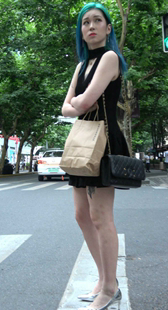 短裙性感染发的美女