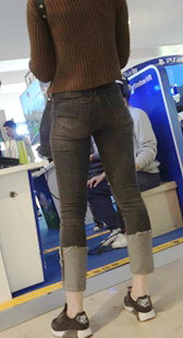 宽臀紧身黑色牛仔裤美女