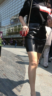 白色尖嘴高跟包臀皮裙墨镜美女