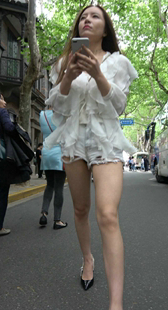 白衣白短裤靓丽美女