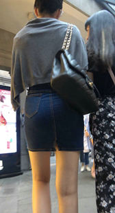 丸子头紧身牛仔裙美女姐姐