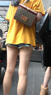 黄T恤超短牛仔月牙臀MM