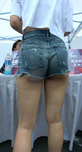 青春气息牛仔热T恤街拍美女