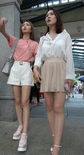 令人怦然心动的两位时尚美女