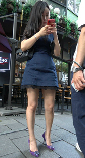 紫色高跟鞋街拍连衣裙美女