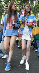 花衣服街拍性感美腿俩姐妹