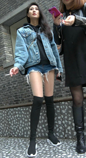 牛仔外套超短热裤美女