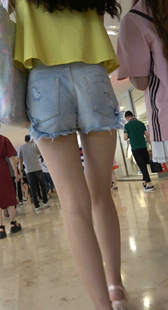 商场包臀牛仔短裤妹子