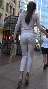 高跟鞋白裤高挑身材美女