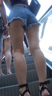电梯翘臀牛仔短裤妹子