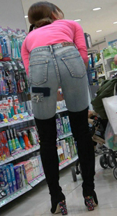 性感身材紧身牛仔裤辣妈