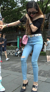 街拍性感紧身蓝牛黑T恤大美女