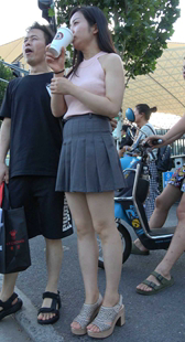 喝着星巴克的短裙美腿小资女