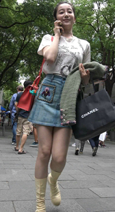 听电话的牛仔裙美丽姑娘