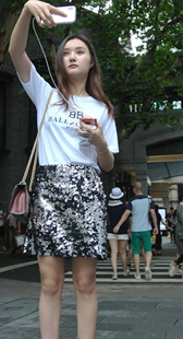 白T恤美腿小姐姐的亮闪短裙