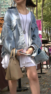 白色连衣裙性感高跟美女