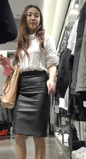 性感身材皮裙白衬衫翘臀美女