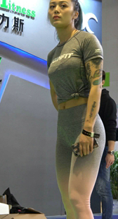 紧身弹力裤饱满翘臀美女