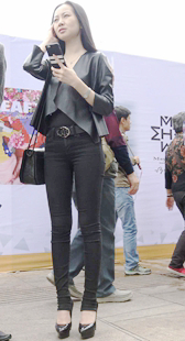 黑色紧身裤性感大长腿翘臀美女