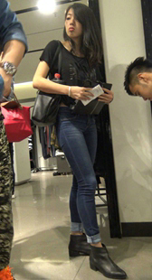 超紧牛仔黑T恤美女