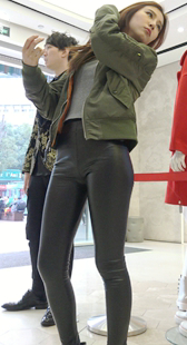 紧身皮裤翘臀美丽小姐姐