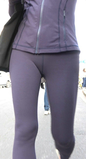 深蓝色紧身瑜伽裤气质美女