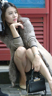 街拍美腿米色高跟鞋美女