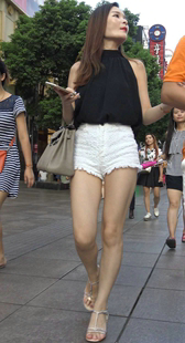 白短热裤美腿好身材美女