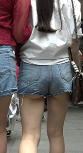 热裤美腿月牙臀靓丽姑娘