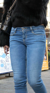 高挑性感牛仔裤御姐范美女