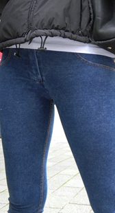 紧身牛仔极品苹果臀美女