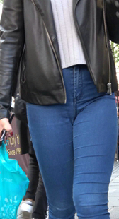 蓝色紧身牛仔裤金三角美女