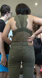 军绿色紧身裤肥臀美女与洋老外