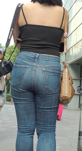 紧身蓝牛吊带衫大翘臀美女