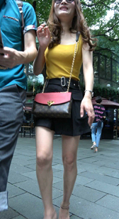 短裙黄衣服凉高跟美女