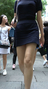 深蓝色连衣裙小胸器少女