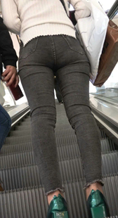 紧身灰色牛仔裤肥臀美女