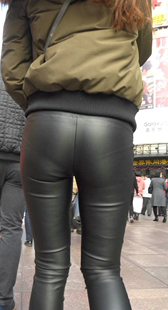 紧身皮裤透内痕美女