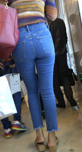 商场紧身牛仔大宽臀少妇