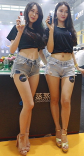 性感高跟短裤两美女
