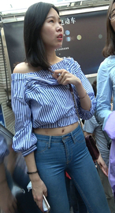 紧身饱满牛仔包臀肥三角美女