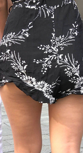 黑短裙低胸V领美女