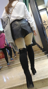 长筒靴皮短裤白衬衫气质美女