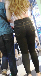 街拍黑色紧身牛仔条纹T恤美女