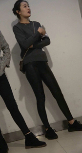 商场紧身皮裤美眉