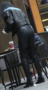 黑色皮裤饱满紧臀美女
