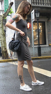 古街灰色吊带裙纹身妹